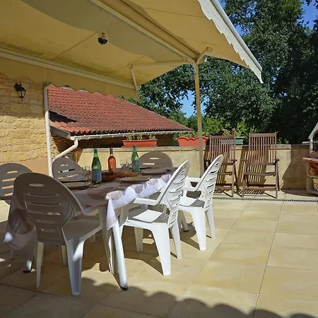Willa Traditional With Pool